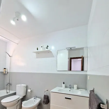 Ferienhaus Spacious Chalet Next To The Sea - Airport *