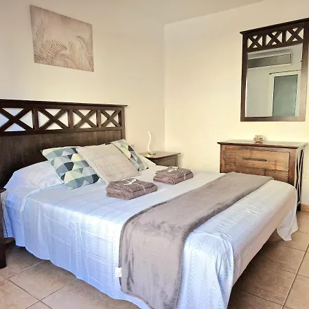 Spacious Chalet Next To The Sea - Airport Semesterbostad