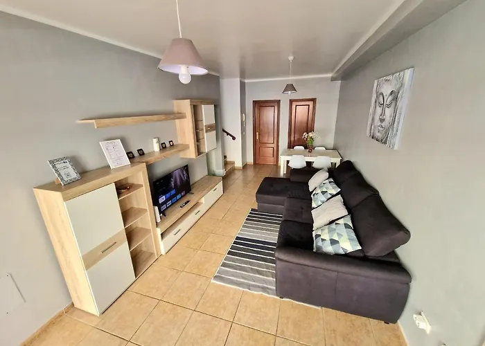 Spacious Chalet Next To The Sea - Airport 펜션 산이시드로