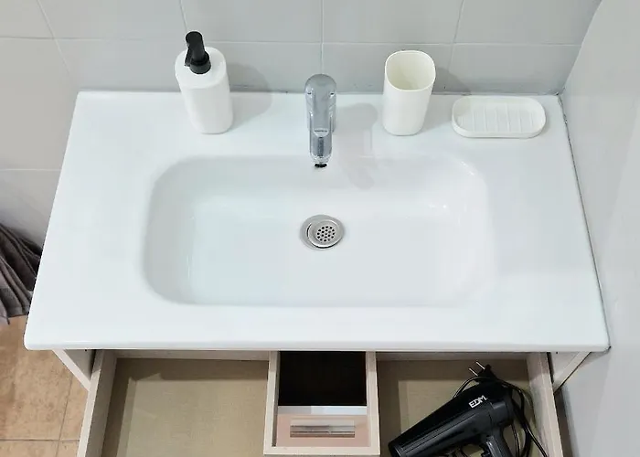 펜션 Spacious Chalet Next To The Sea - Airport *