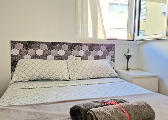 Spacious Chalet Next To The Sea - Airport 펜션 *