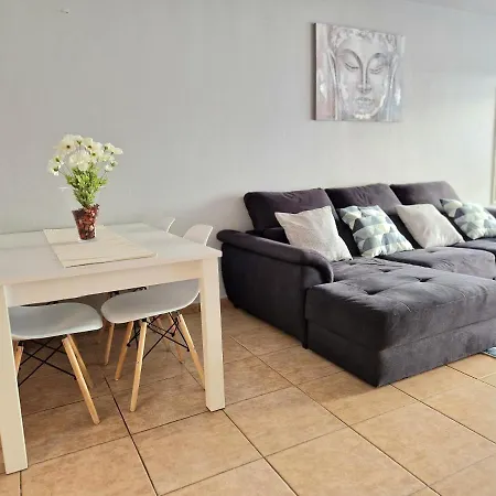 펜션 Spacious Next To The Sea - Airport