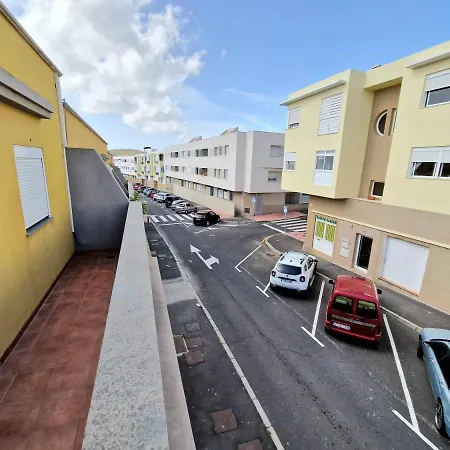 Spacious Chalet Next To The Sea - Airport 別荘 *